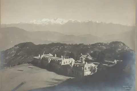 dag Darjeeling and Kanchenjunga Range, Himalayas
Collodion print mounted on card, 1899