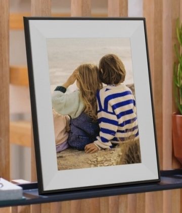 Aura Ink Digital Photo Frame Uses an E-Paper Panel for Cordless Function