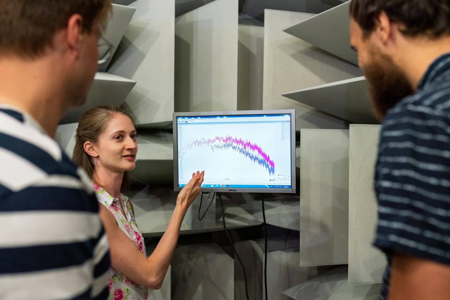 Digital visualization of audio sound waves and frequency patterns