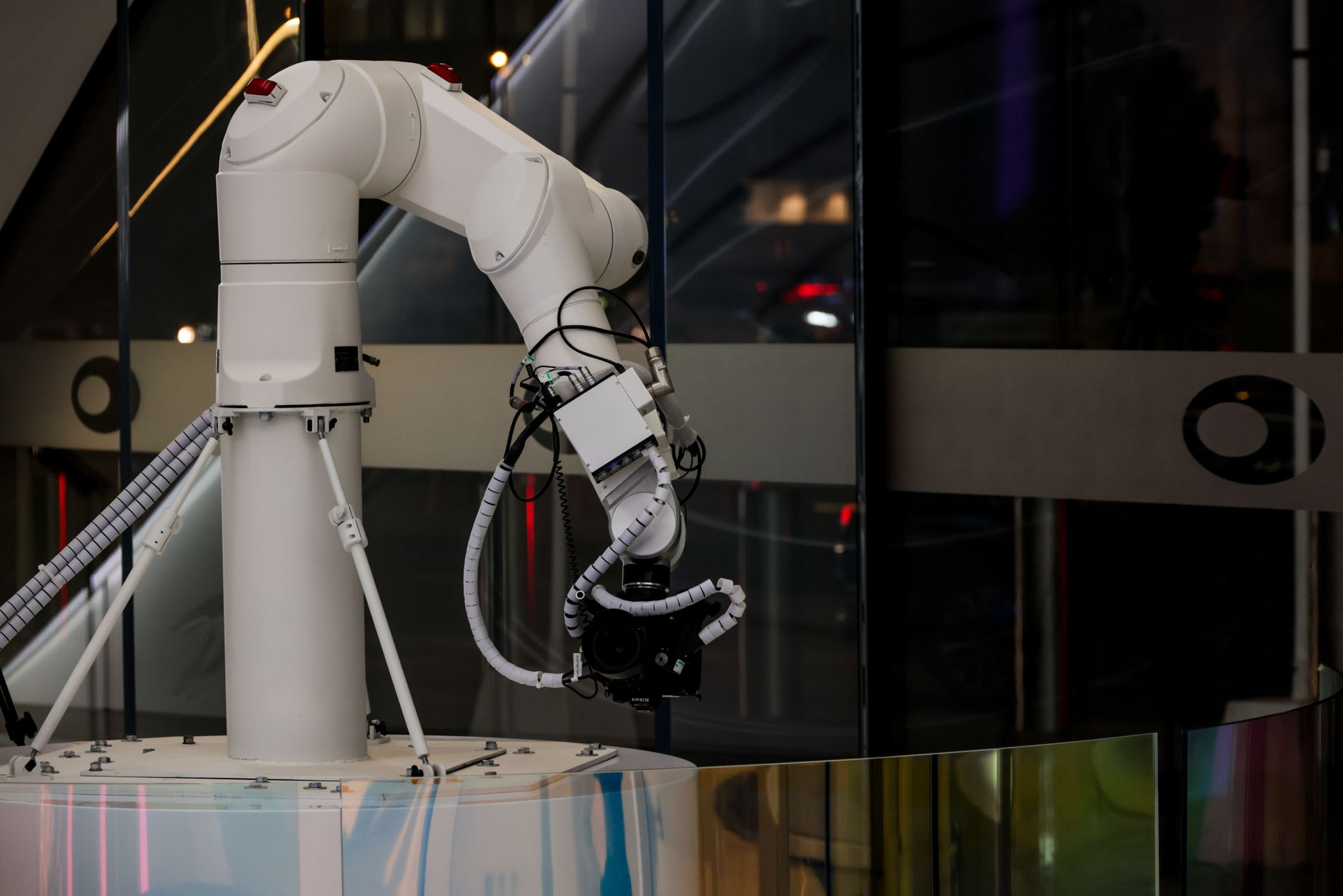 Mechanical robotic arm extended in a controlled industrial environment