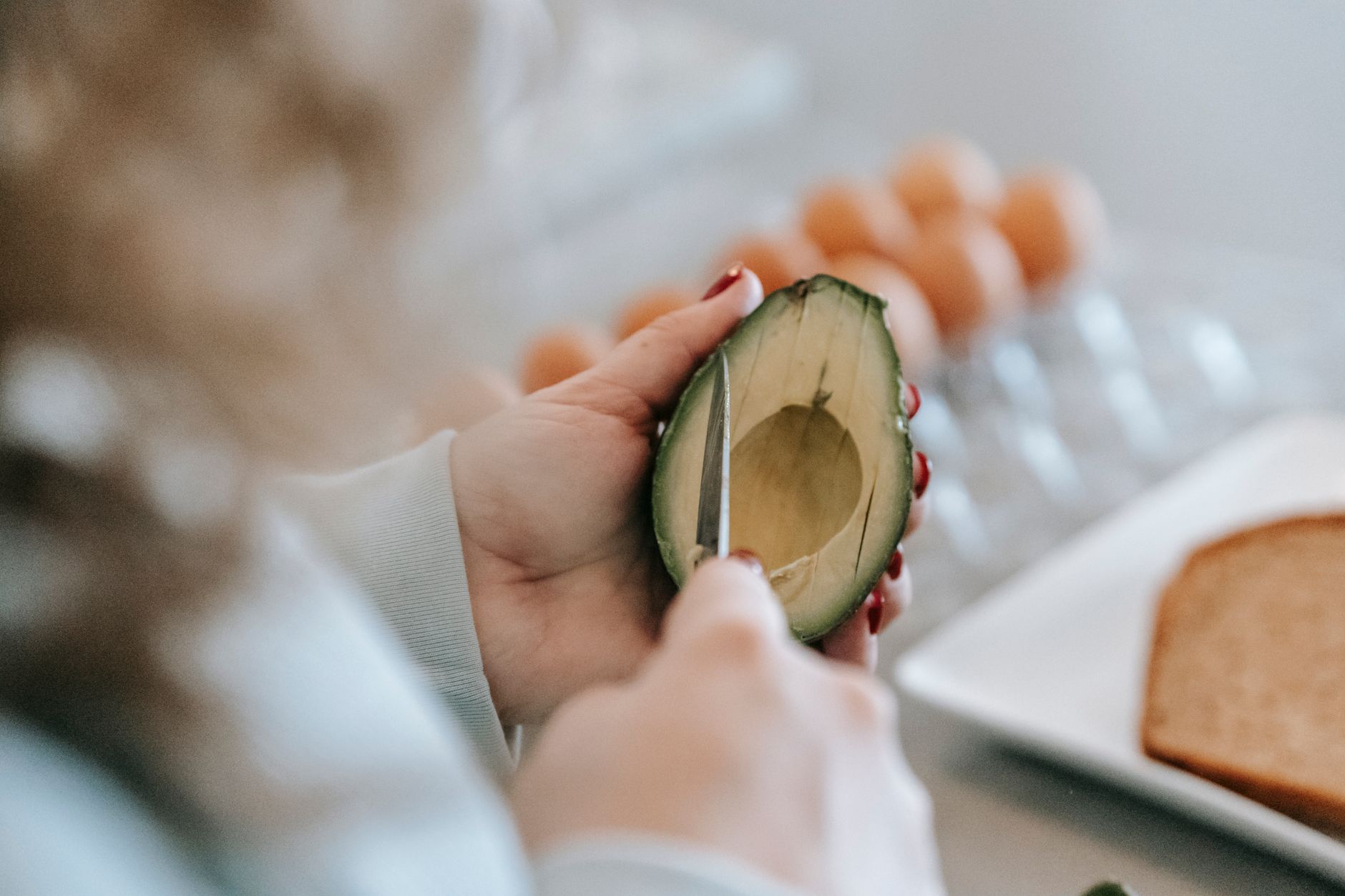 A plate with eggs and avocado toast on a light background, a fat-rich meal ideal for vitamin D absorption